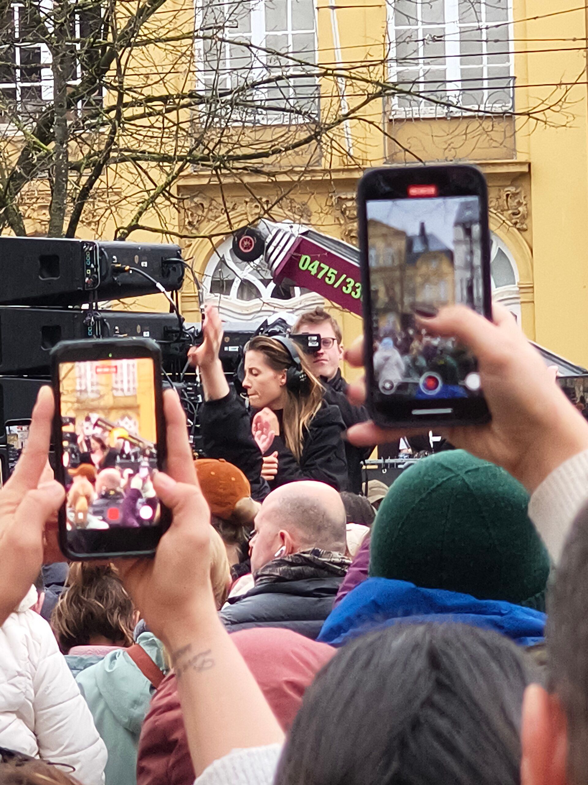 Charlotte de Witte offre un set gratuit dans l'Overpoortstraat de Gand, là où tout a commencé