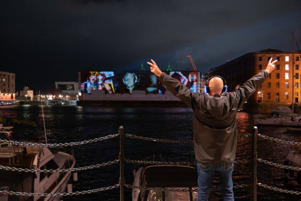 Liverpool projette 35 ans de clubbing sur la façade du Royal Albert Dock